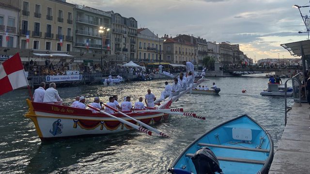 Boat jousting